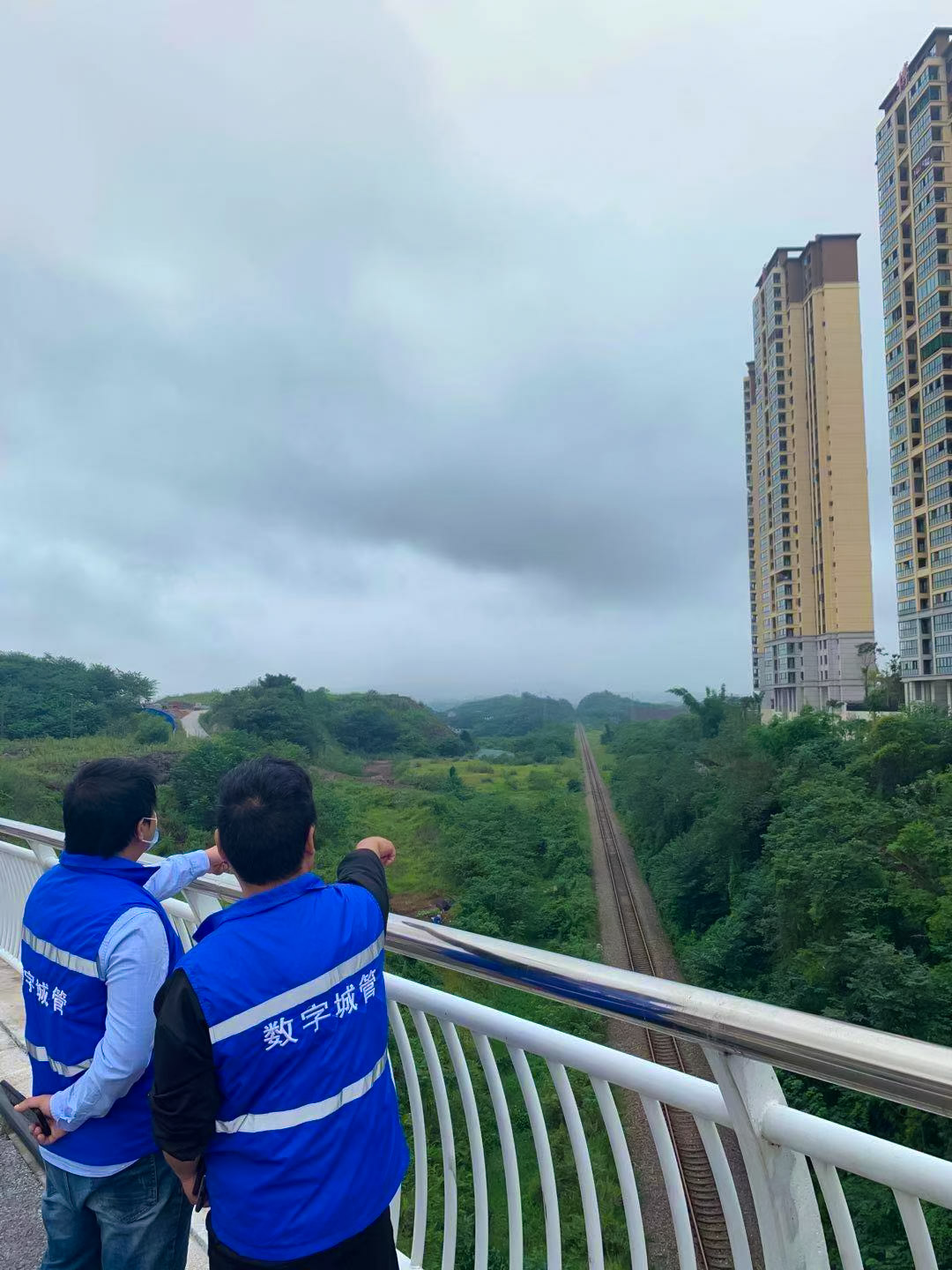 震后鐵路沿線(xiàn)安全巡查，保障鐵路穩定運行